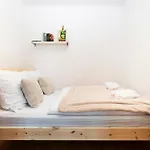 Cosy Parkside Apartment Prag